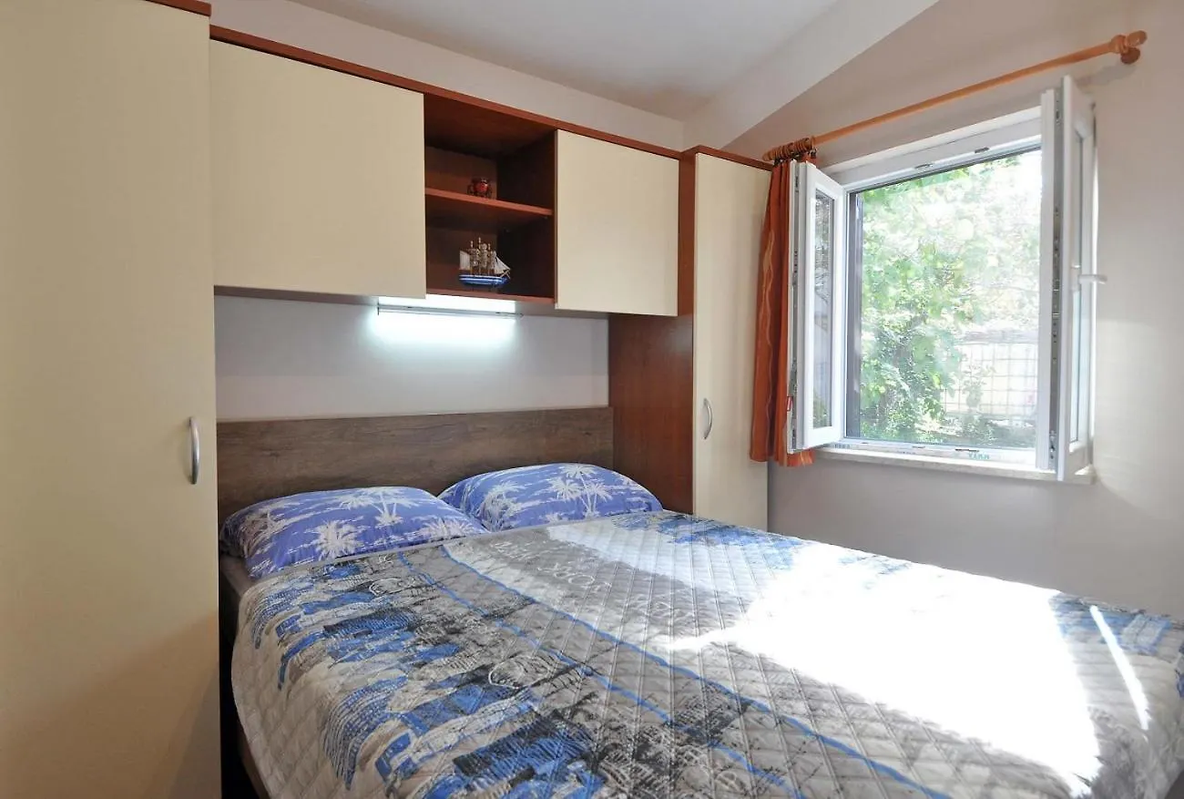 펜션 Herrliches Ferienhaus Mit Klima, Wlan, Terrasse Und Grillbereich 풀라 크로아티아