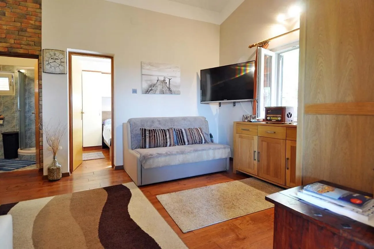 펜션 Herrliches Ferienhaus Mit Klima, Wlan, Terrasse Und Grillbereich 풀라