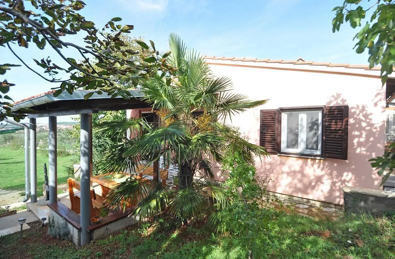 Herrliches Ferienhaus Mit Klima, Wlan, Terrasse Und Grillbereich 풀라 펜션